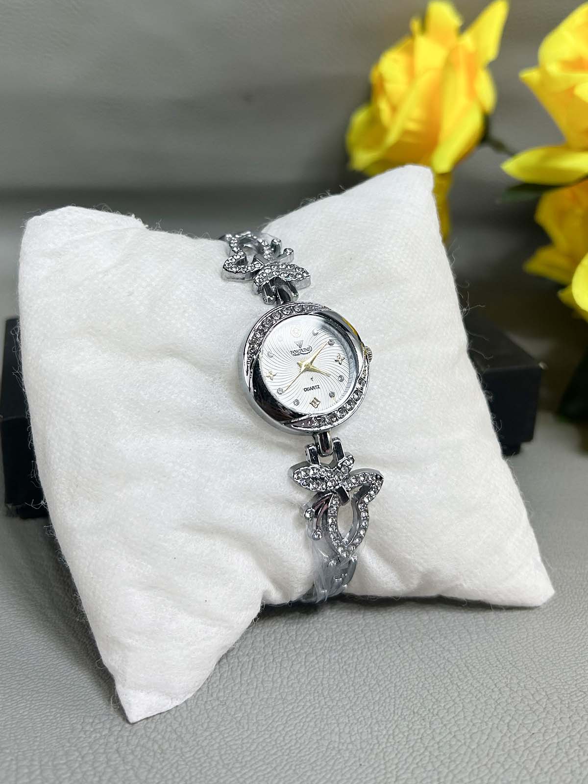 Silver Stylish Wrist Watch for Women WW80