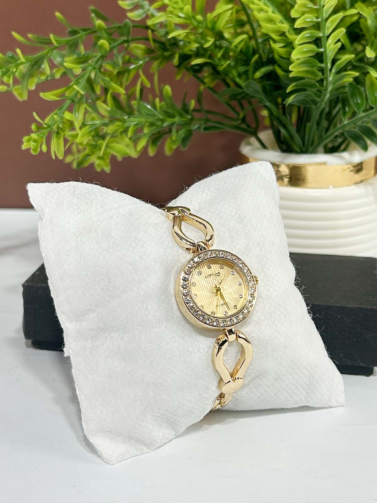 Golden Stylish Wrist Watch for Women WW134