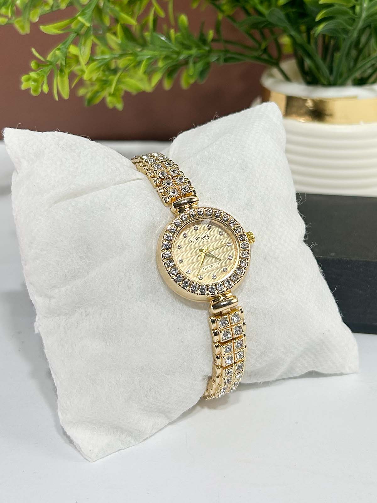 Golden Stylish Wrist Watch for Women WW133