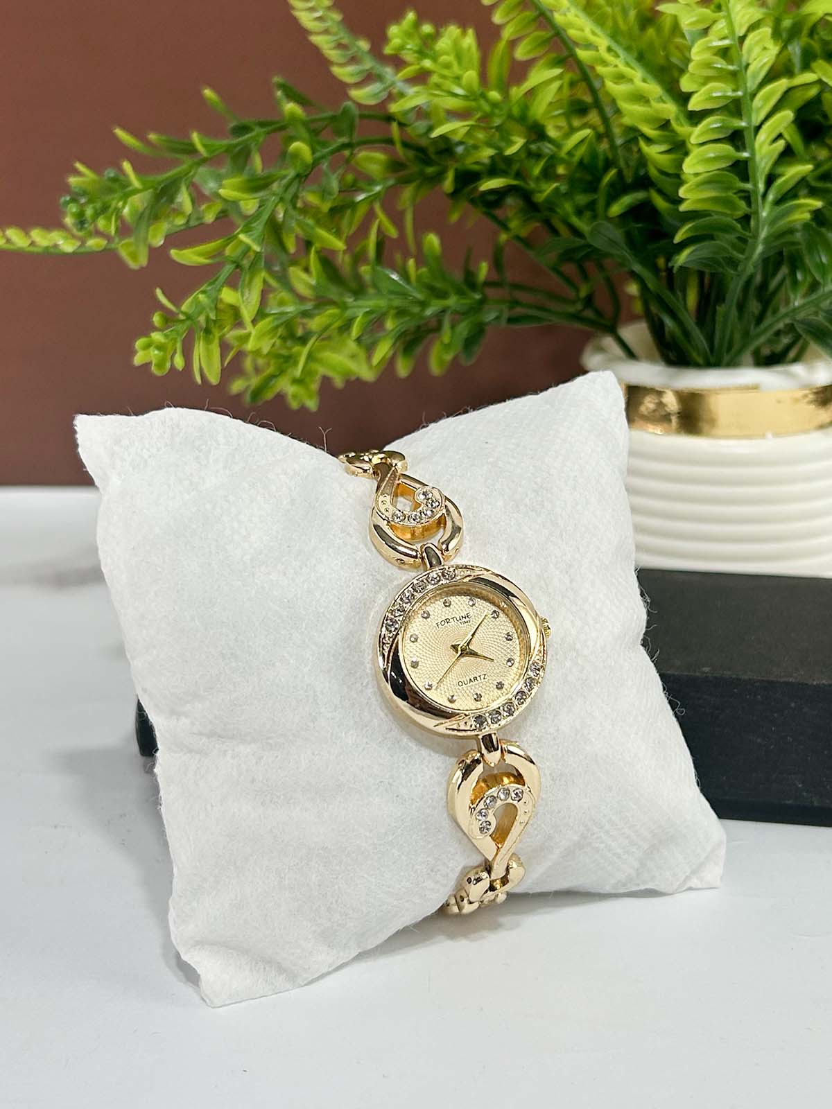 Gold Stylish Wrist Watch for Women WW130