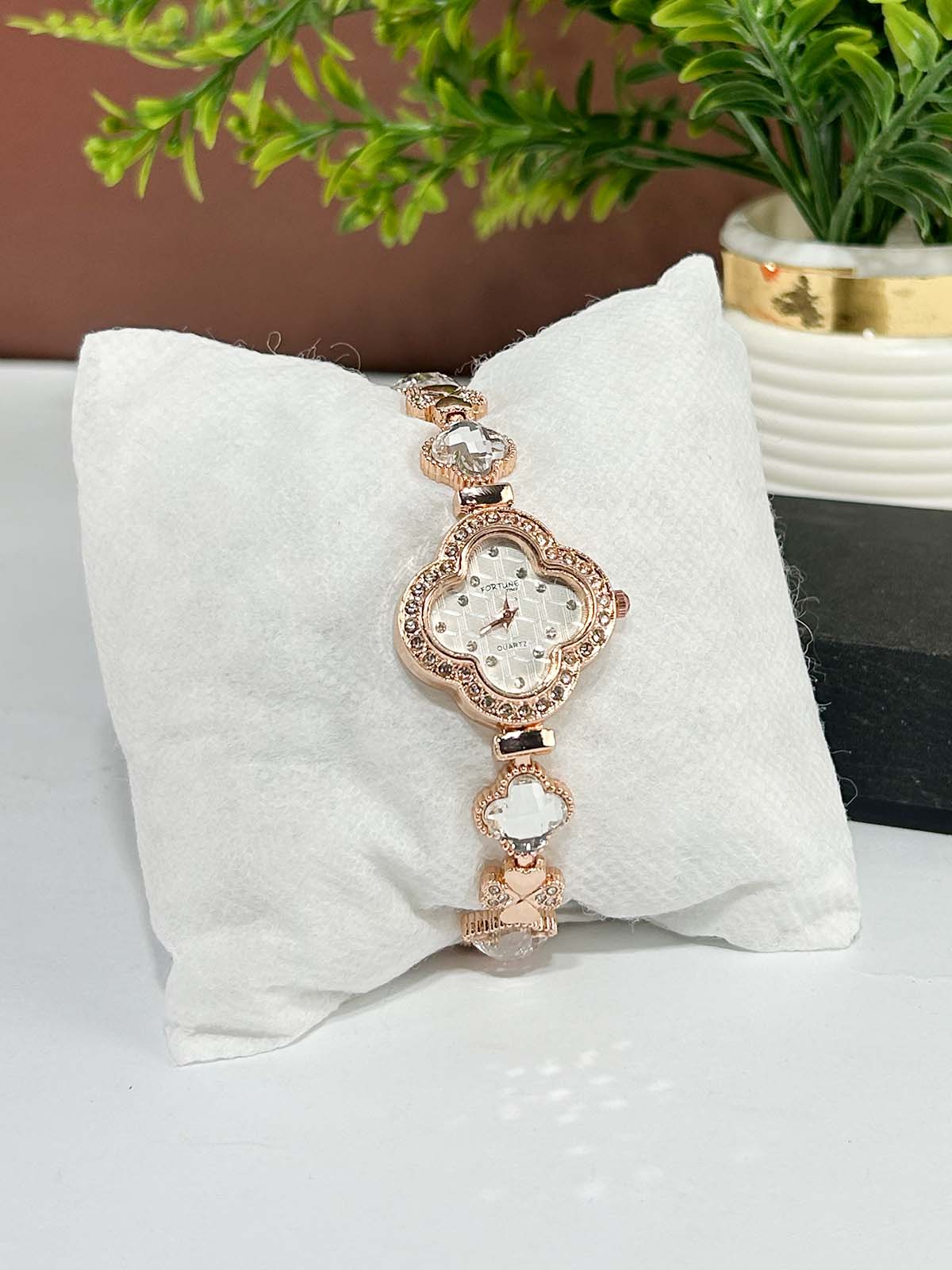 Golden Stylish Wrist Watch for Women WW123
