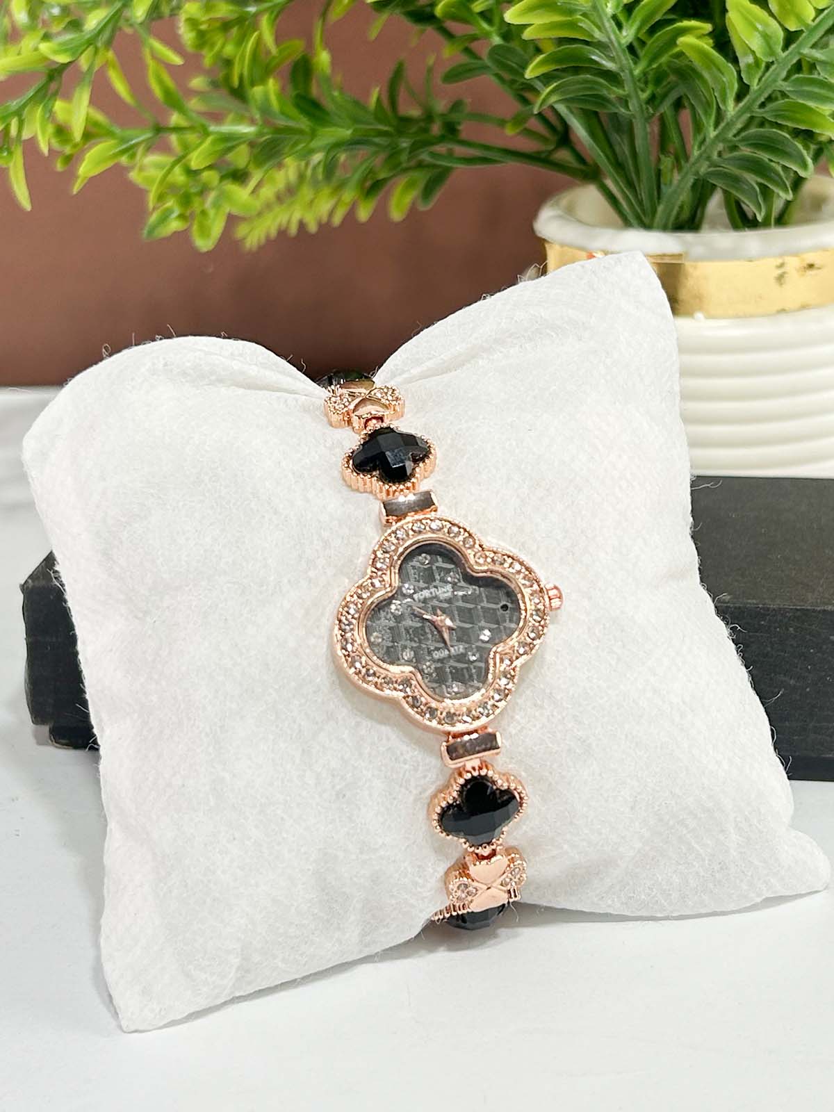 Golden Stylish Wrist Watch for Women WW121