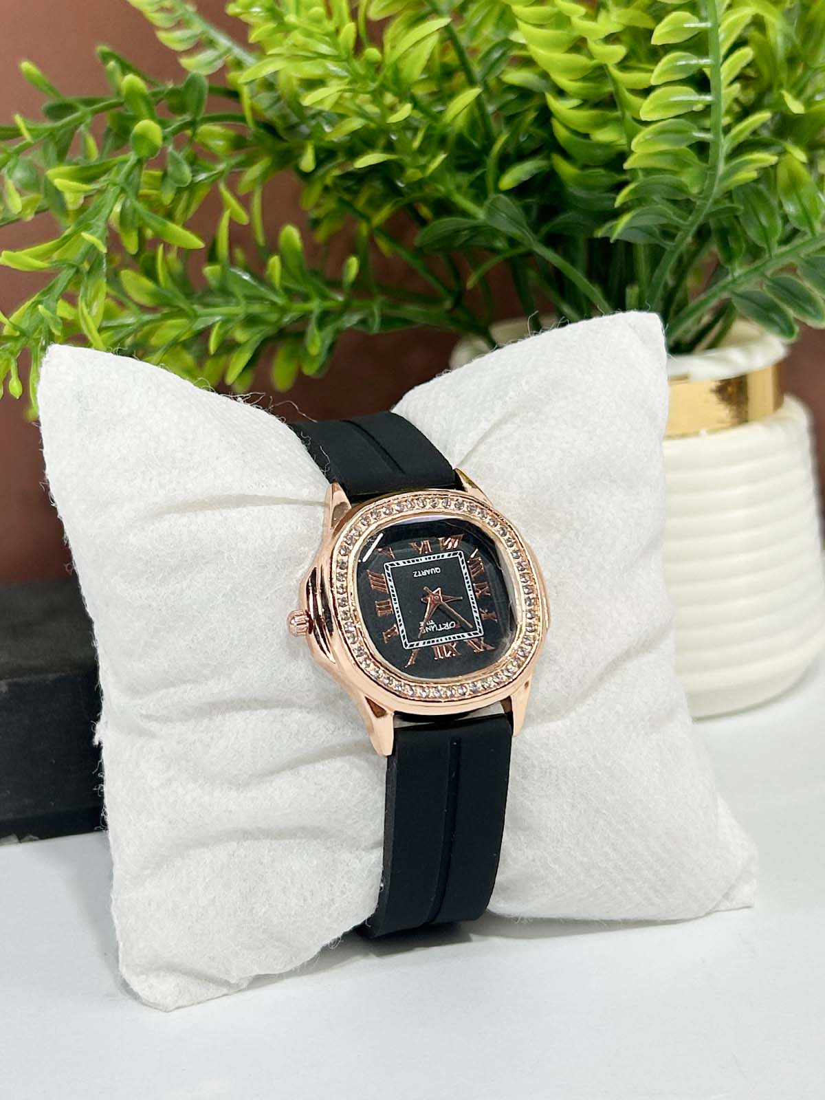 Black Stylish Wrist Watch for Women WW105