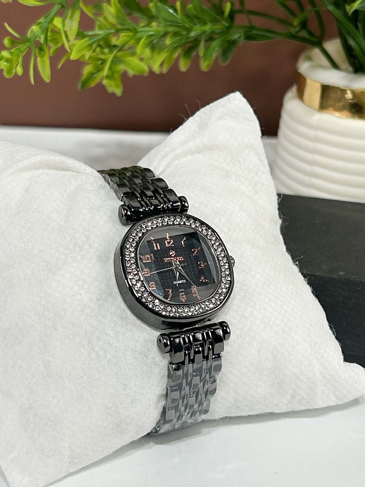 Black Stylish Wrist Watch for Women WW101
