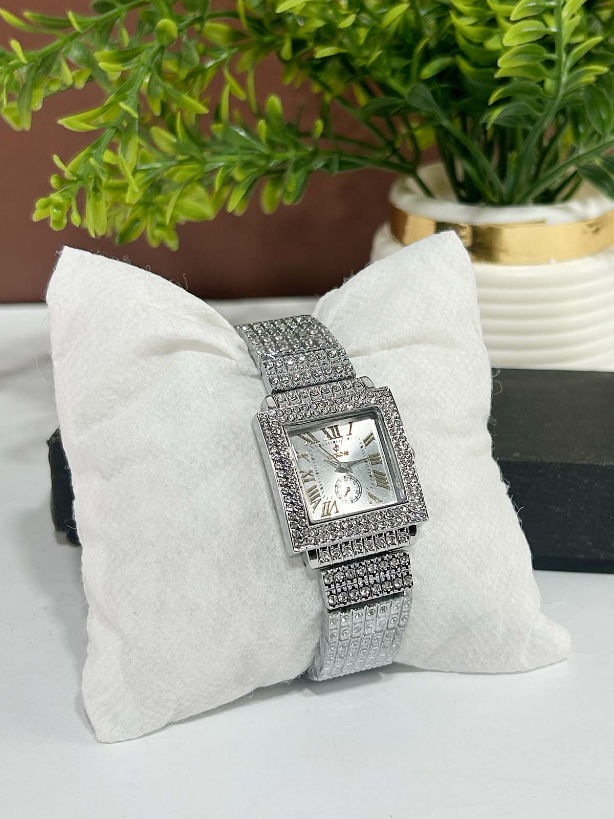 Silver Stylish Wrist Watch for Women WW97