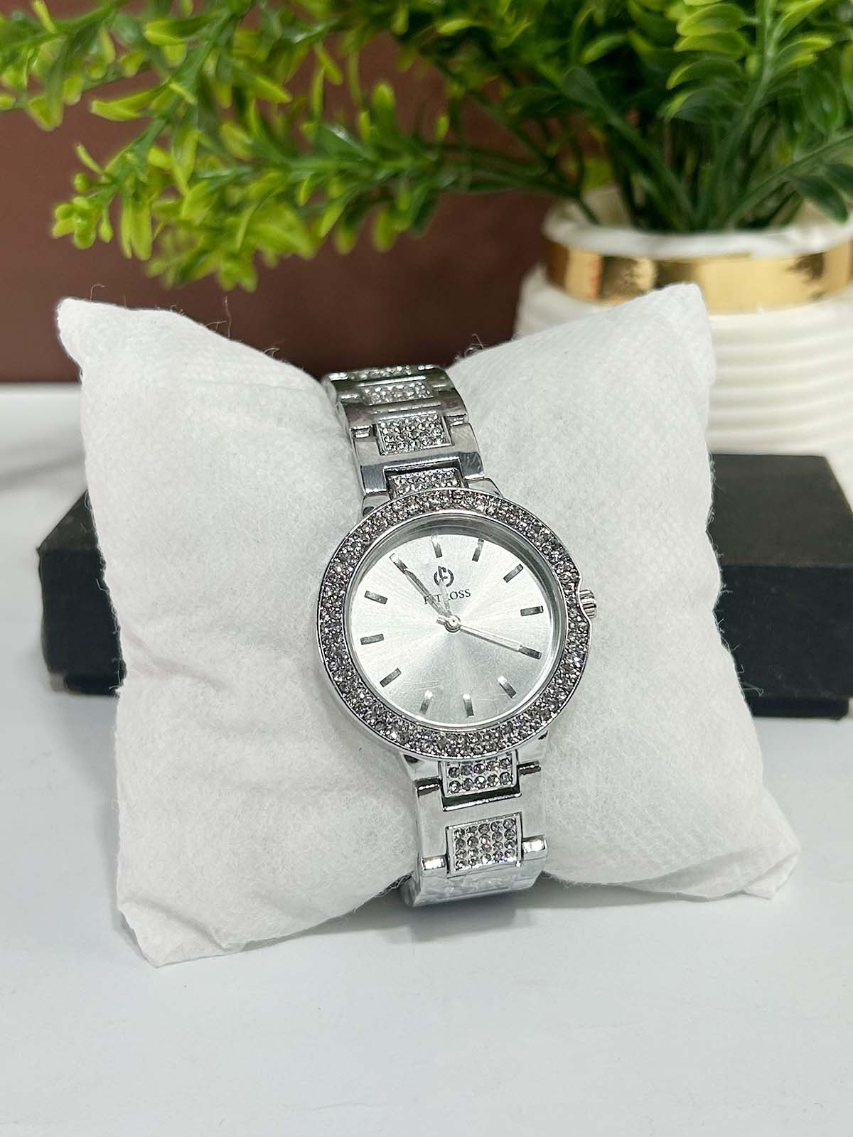 Silver Stylish Wrist Watch for Women WW93