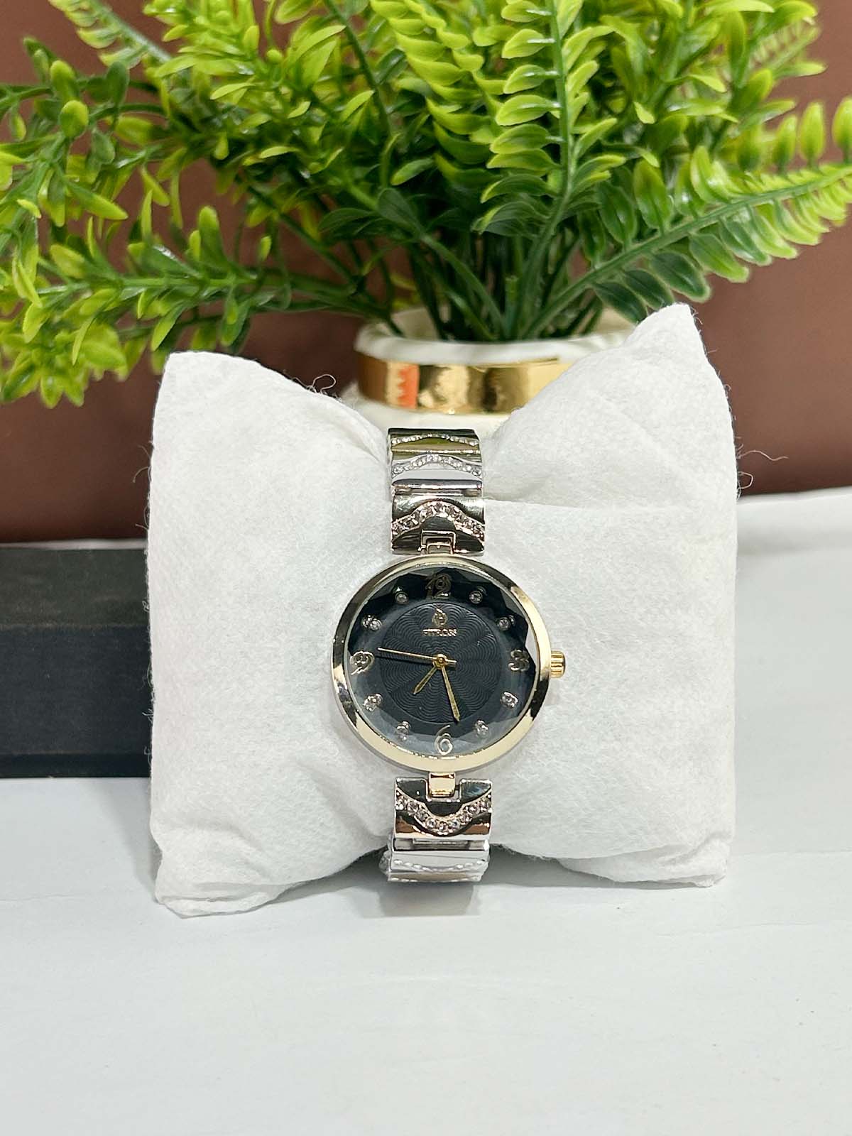 Silver Stylish Wrist Watch for Women WW88