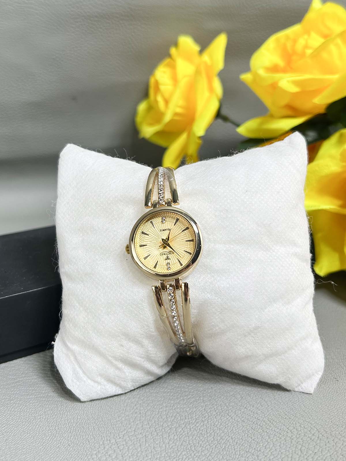 Golden Stylish Wrist Watch for Women WW78