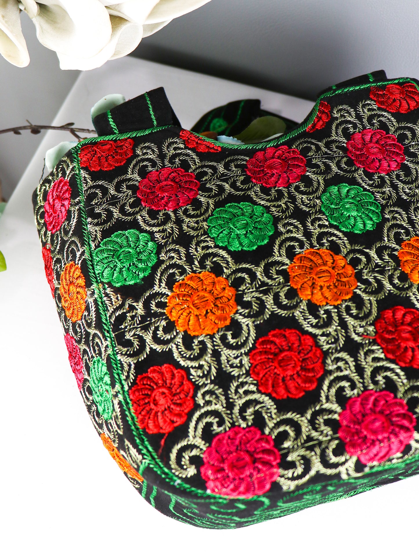 Women's Traditional Handbag Flowers - Multicolor