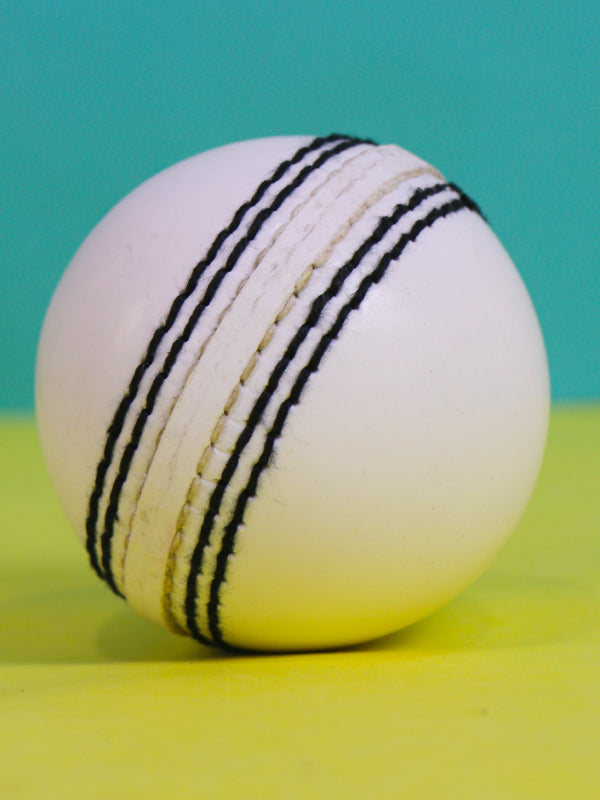 KTY14 Rubber Cock Cricket Ball White