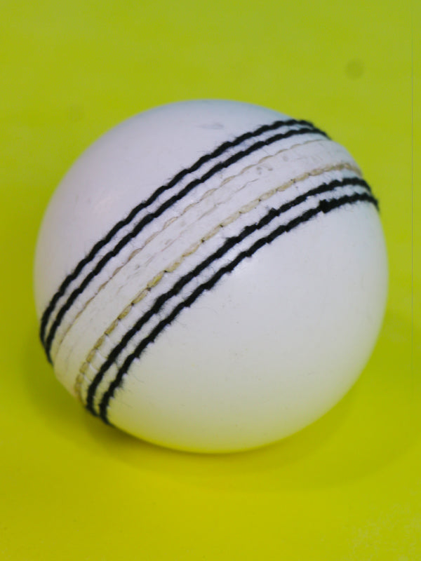 KTY14 Rubber Cock Cricket Ball White