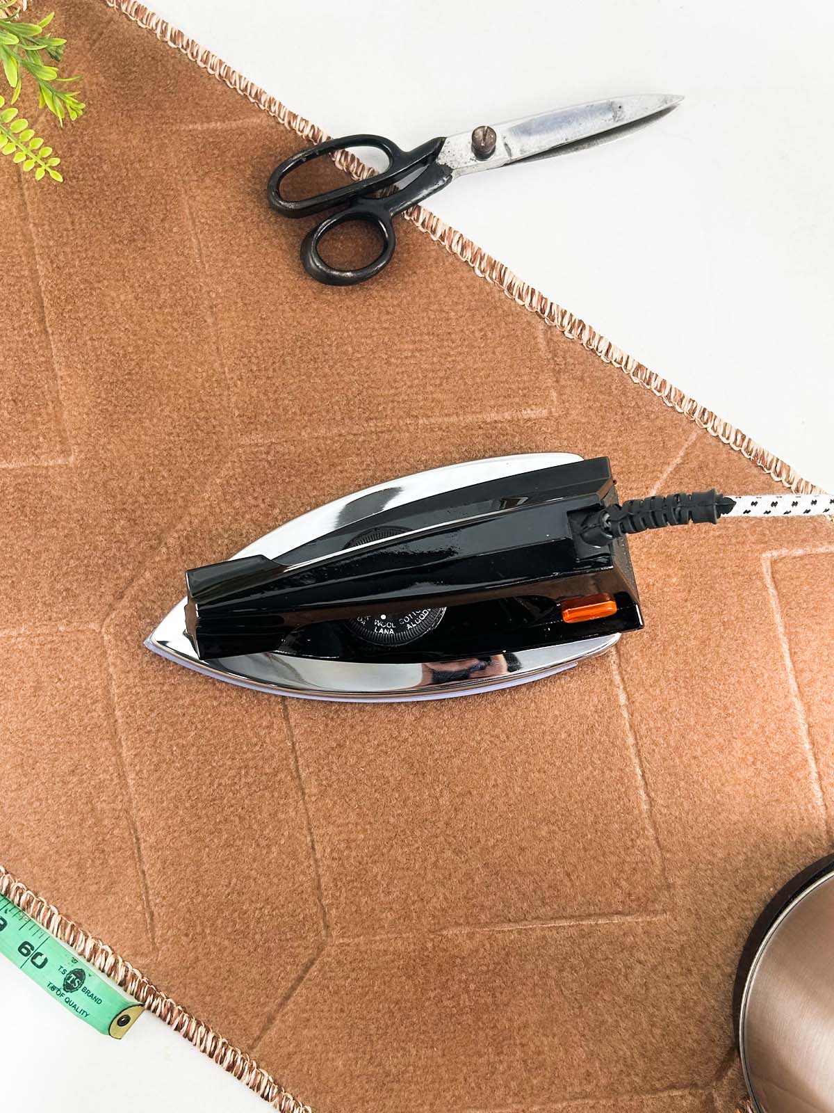 Light Weight Electric Dry Iron 1000W
