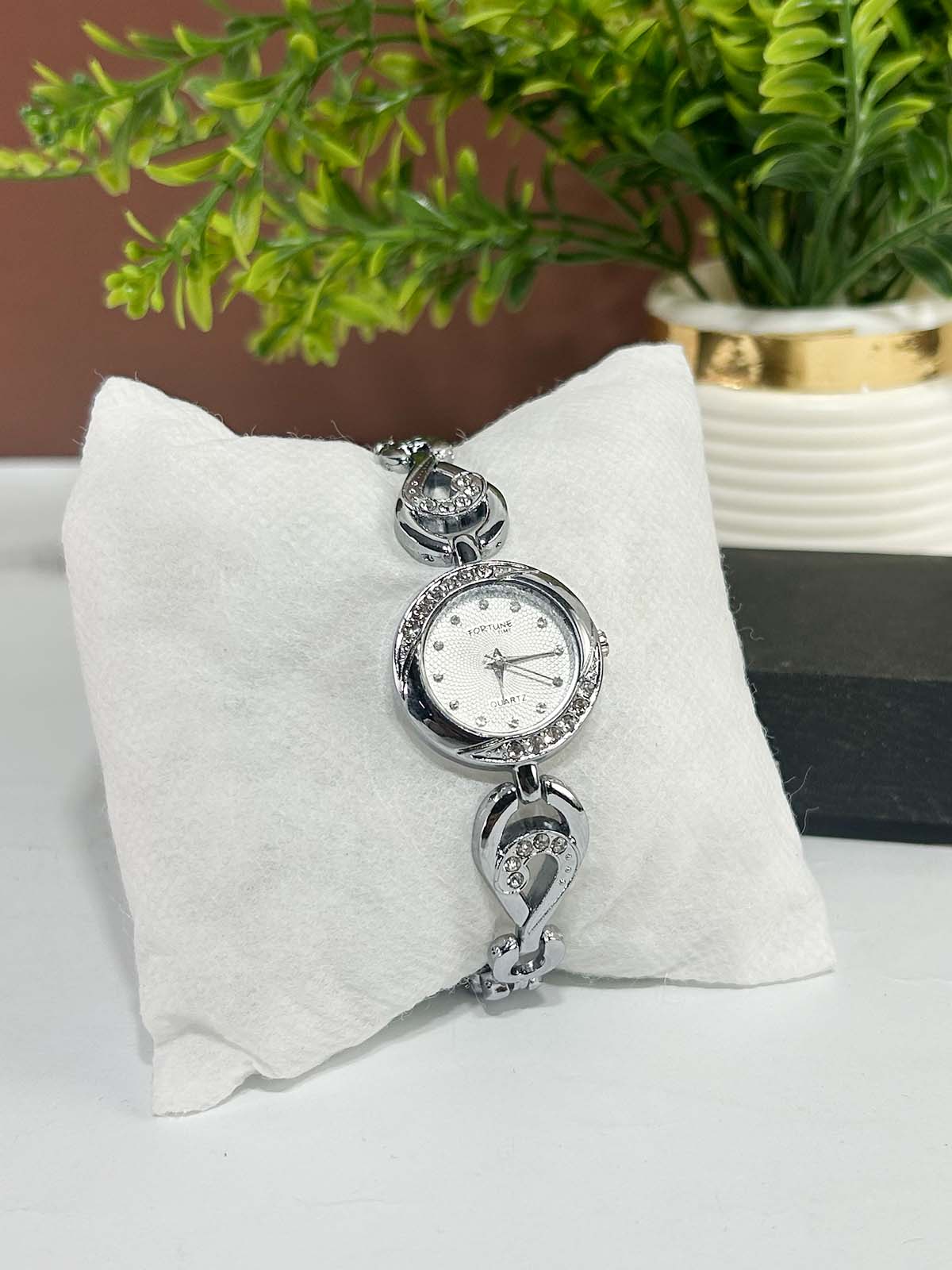 Silver Stylish Wrist Watch for Women WW131