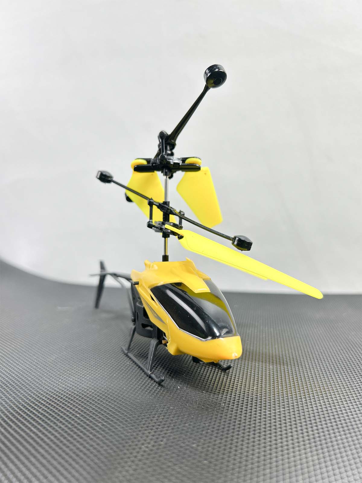 Rechargeable Hand Sensor Helicopter Yellow KTY167