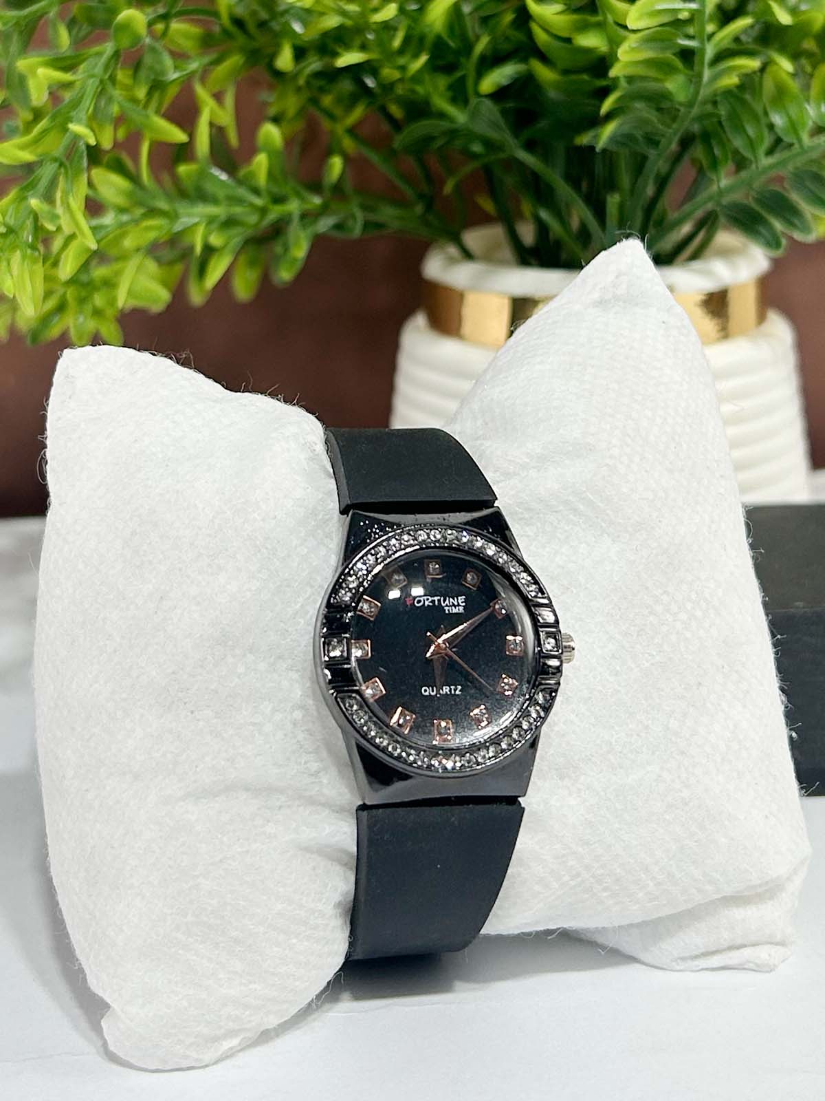 Black Stylish Wrist Watch for Women WW116