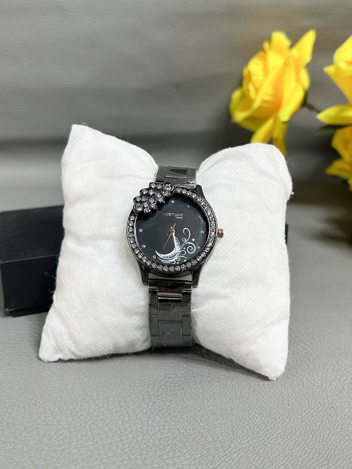 Black Stylish Wrist Watch for Women WW70