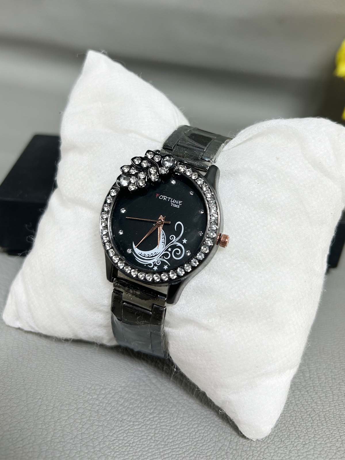 Black Stylish Wrist Watch for Women WW70