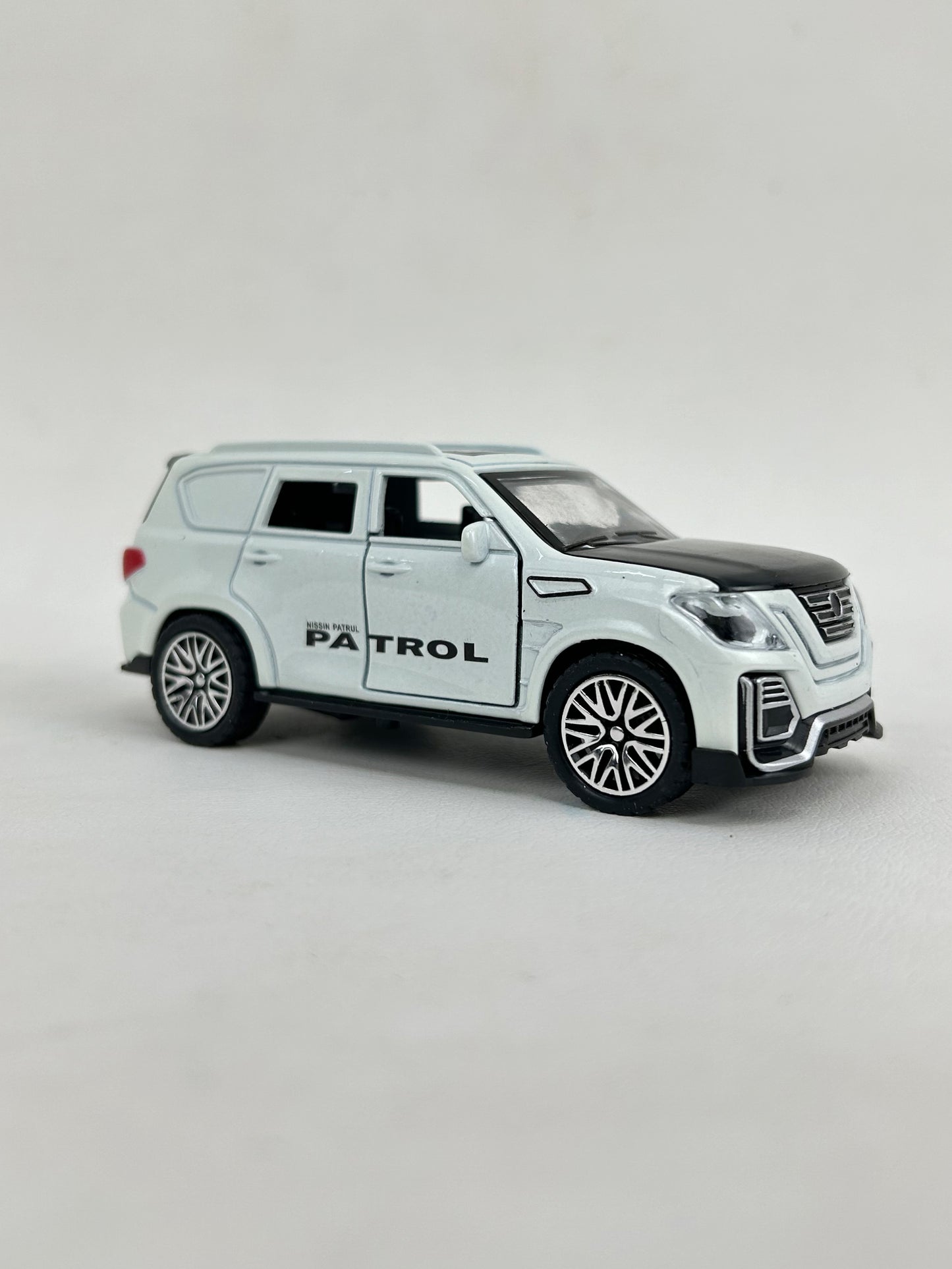 8160 White Alloy Die-Cast Metal Car KTY101