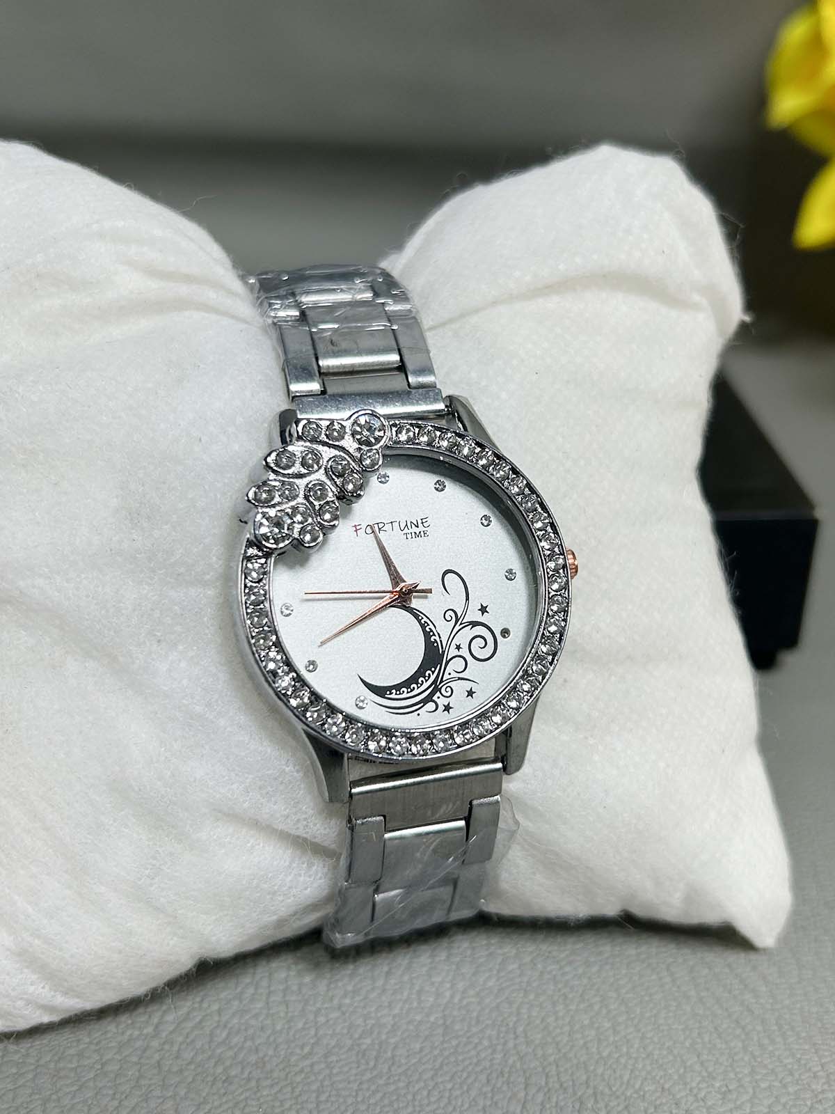 Silver Stylish Wrist Watch for Women WW71