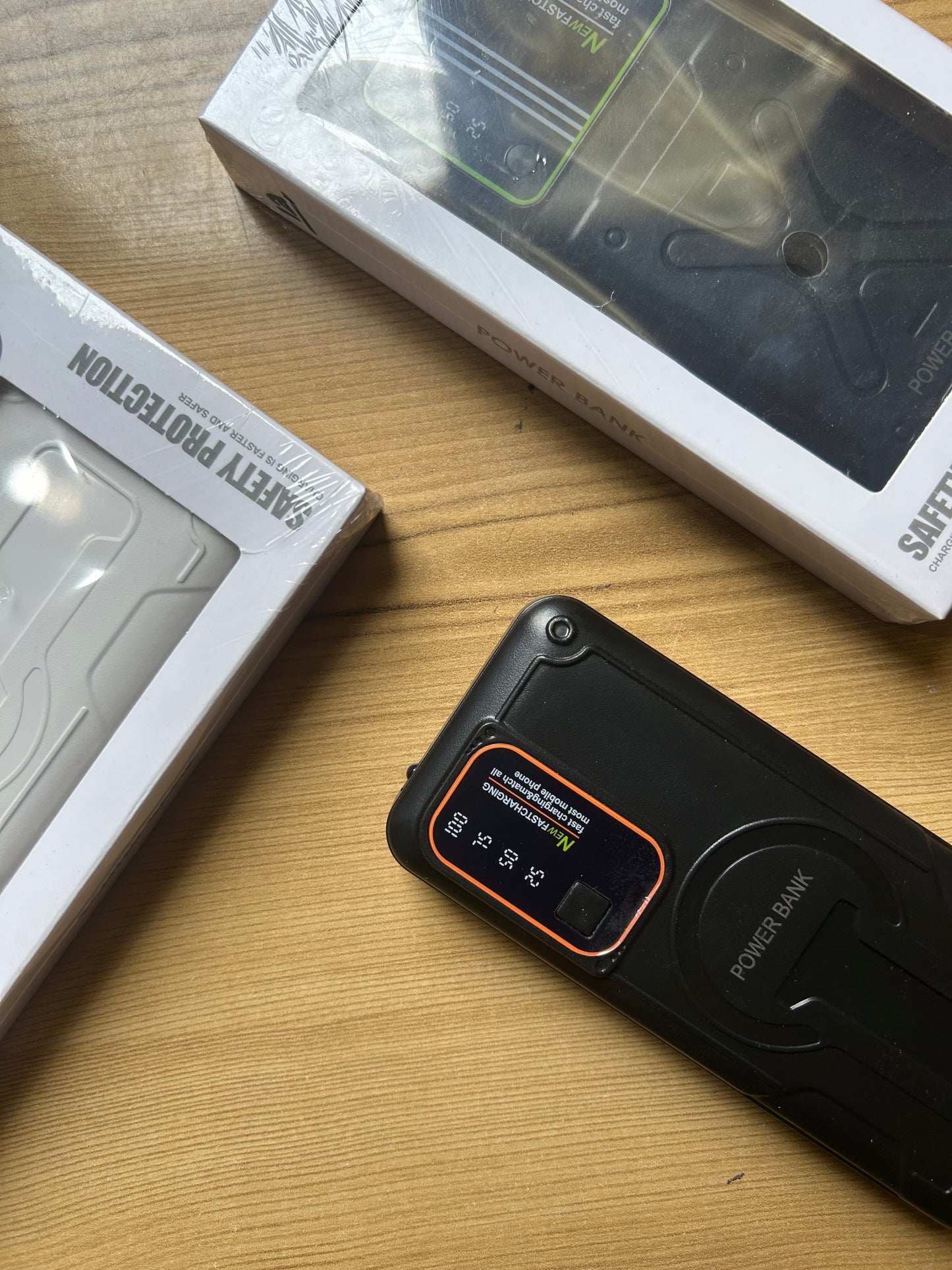 01 Emergency Power Bank 4 MA117