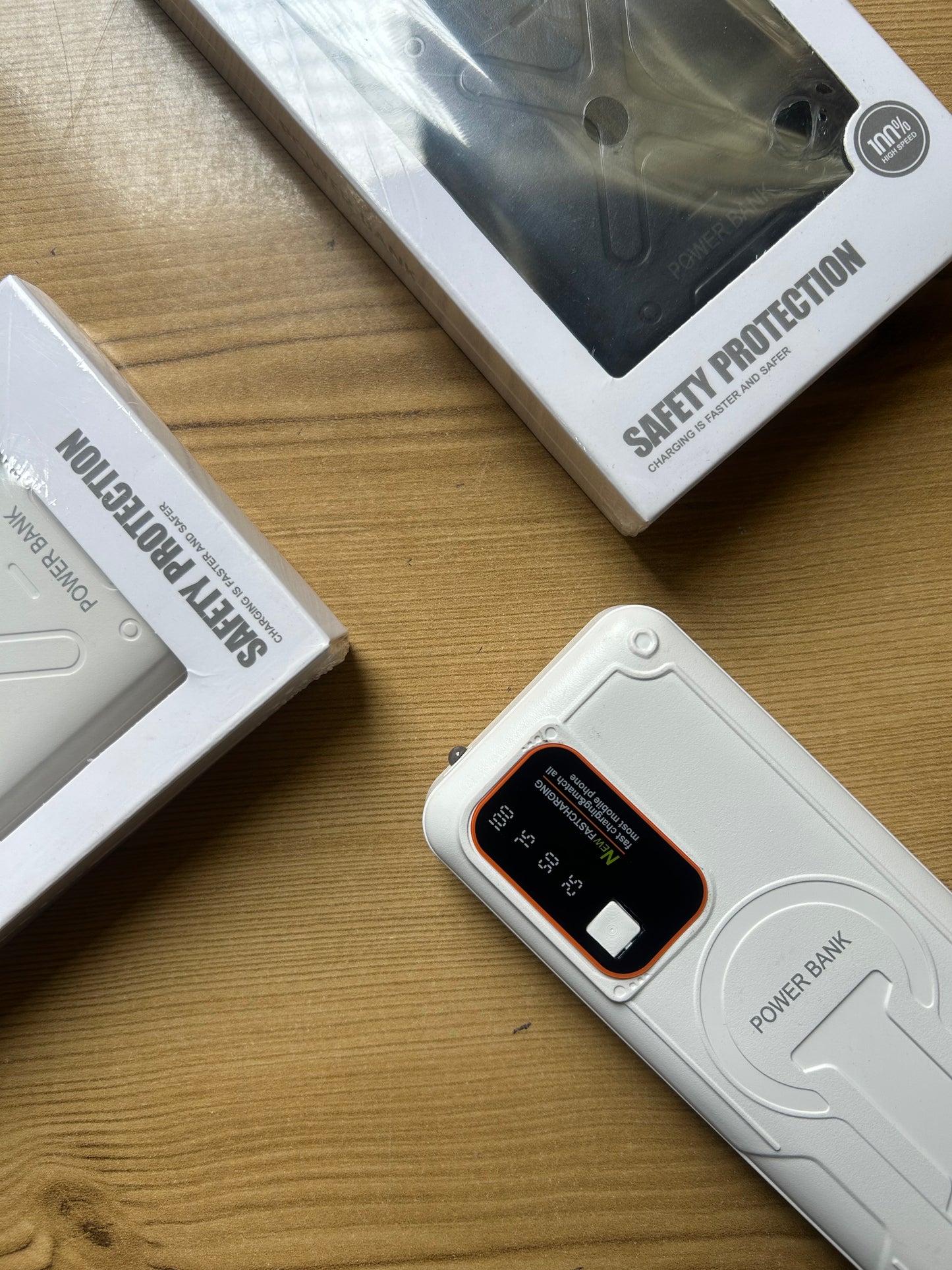 02 Emergency Power Bank 4 MA118