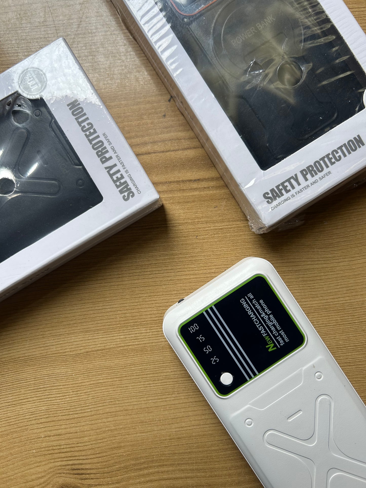 03 Emergency Power Bank 4 MA119