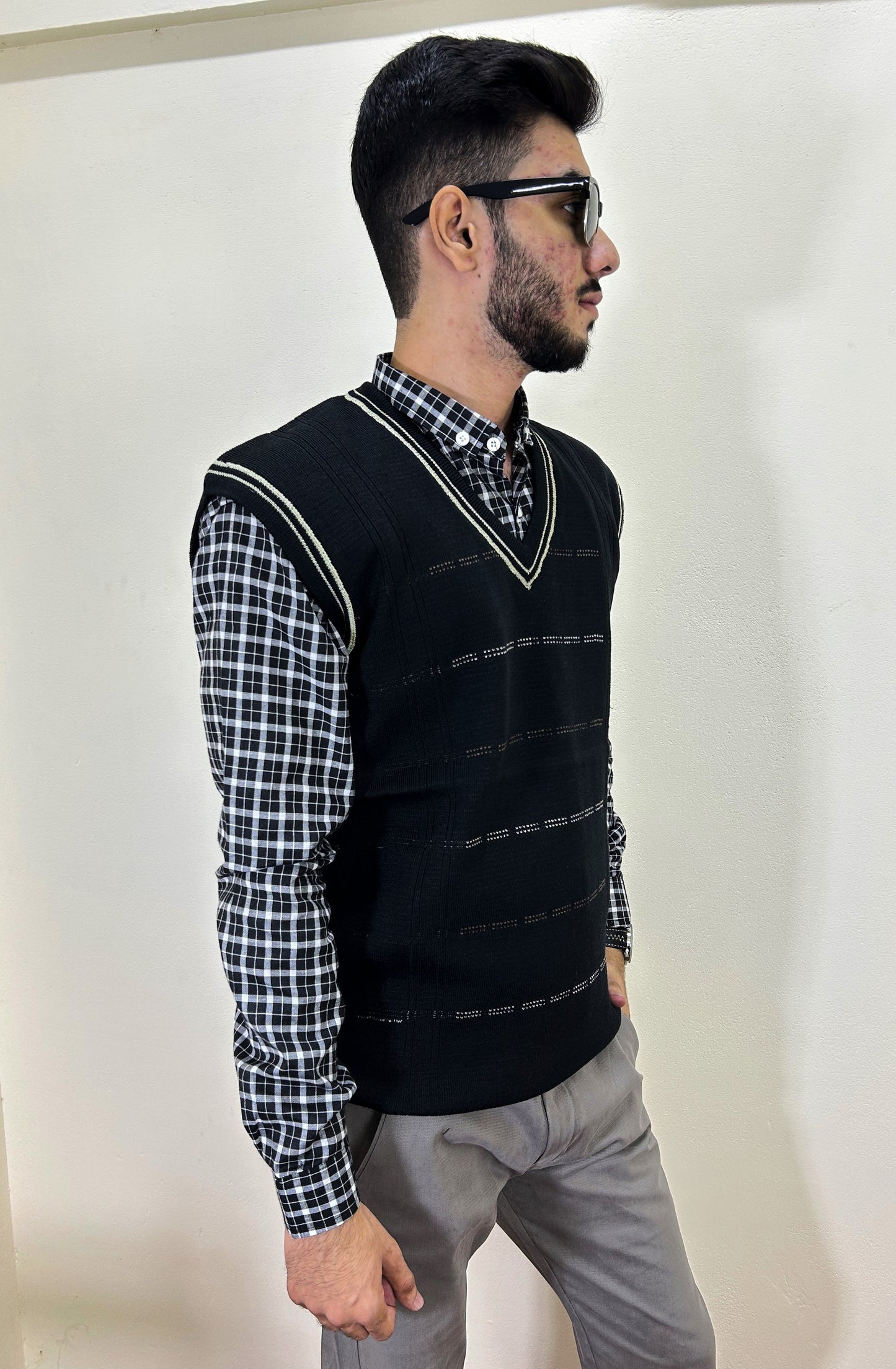 Black Sleeveless Sweater for Men MSW59