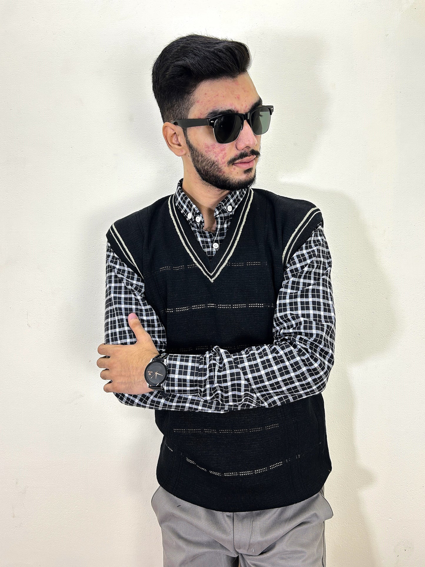 Black Sleeveless Sweater for Men MSW59